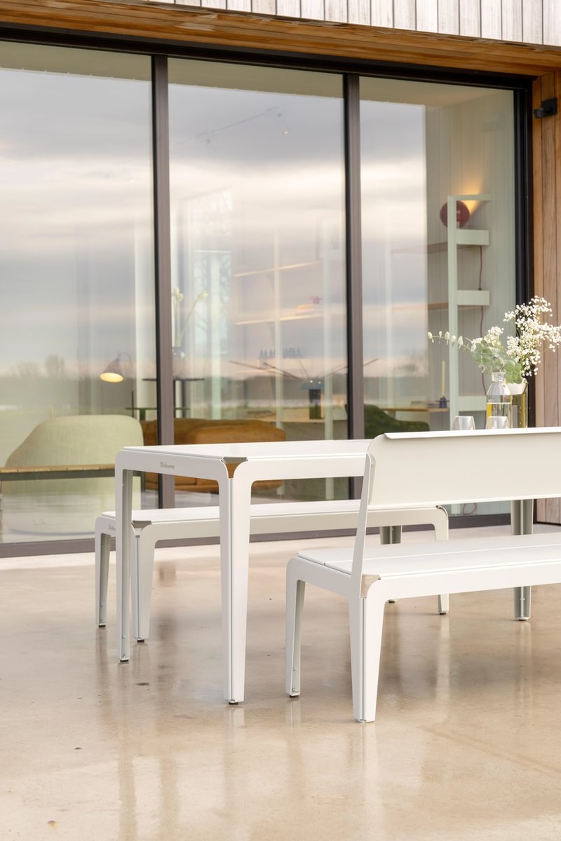 Bended Table 180 including benches